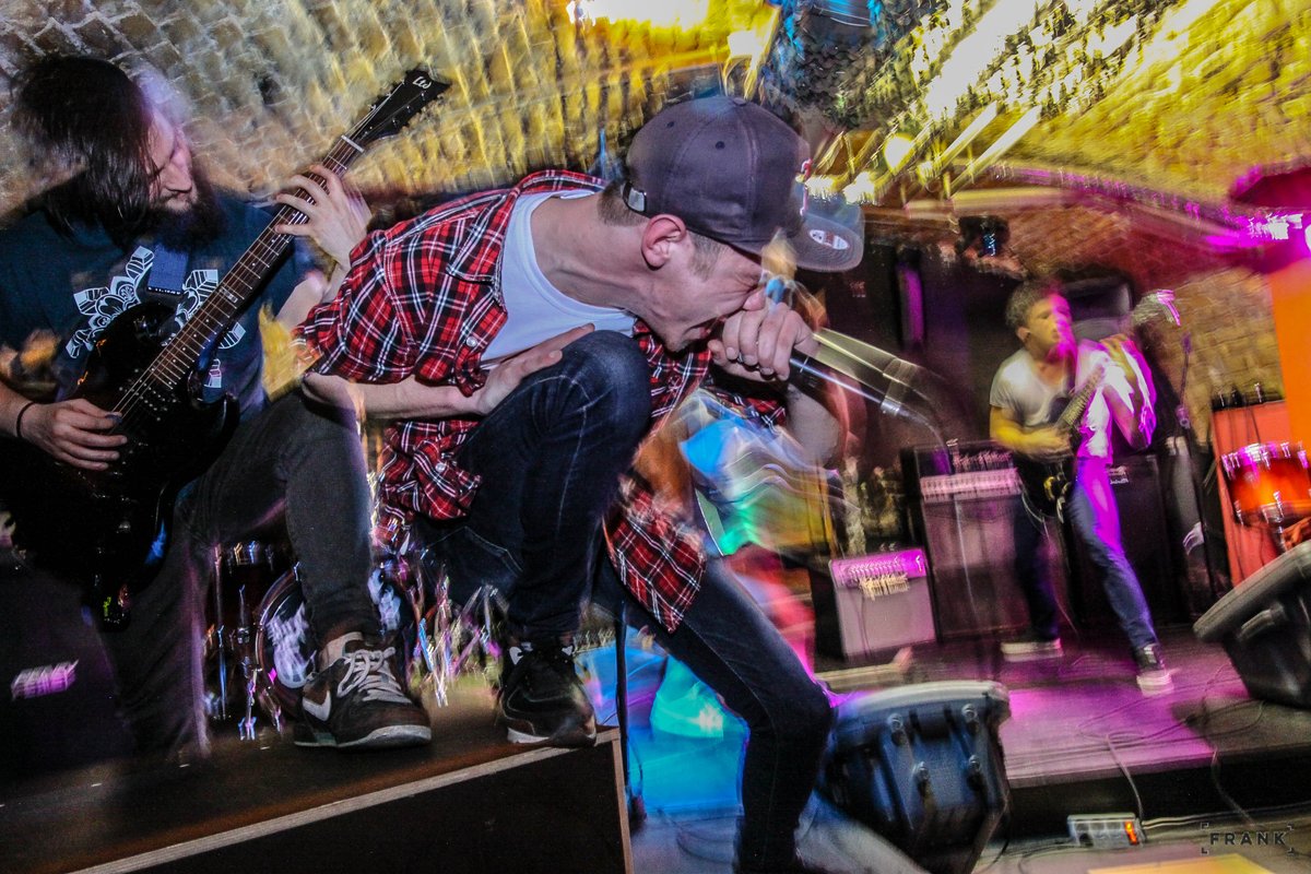 justpushforward's tweet image. Little throwback to the show we had on monday. It was pretty awesome
#everwhite #liveshow #hadouken2stepstyle #TBM