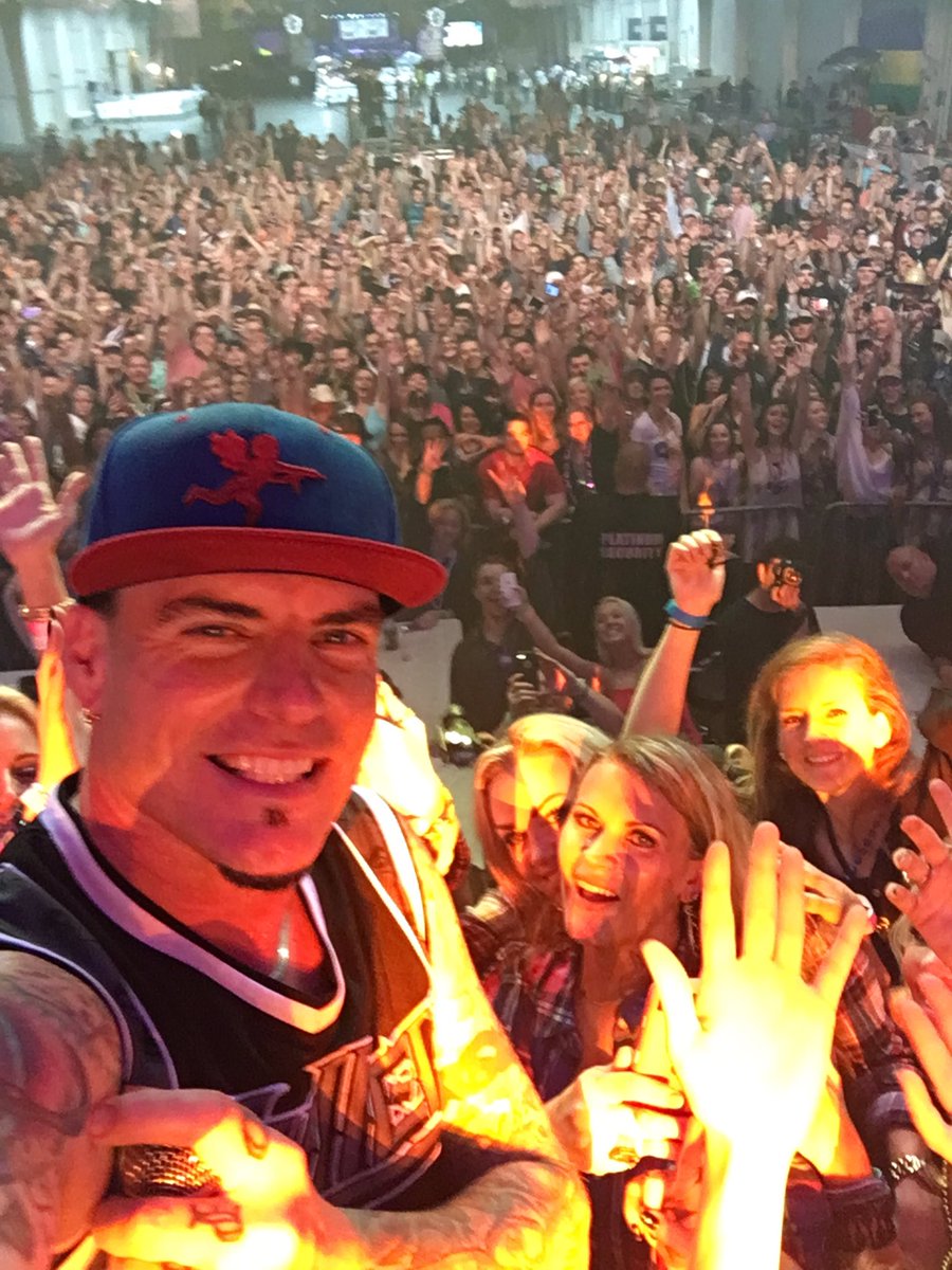 vanillaice's tweet photo. What a great time in Dallas. @mardigrasdfw https://t.co/Q9dqUhyMkb