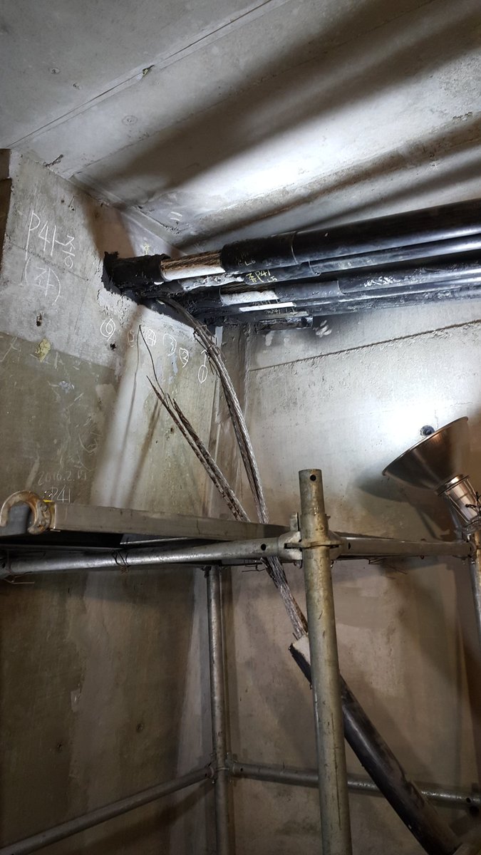 ##끊어진 내부순환로 고가 내부 강선. 1곳에서 이상 발견되어 나머지도 피복을 벗겨 점검한 결과 나머지에서도 문제. 고가 상판을 지지하는 역할을 하기에 자칫 붕괴로도 이어질 수 있어 전면통제 결정