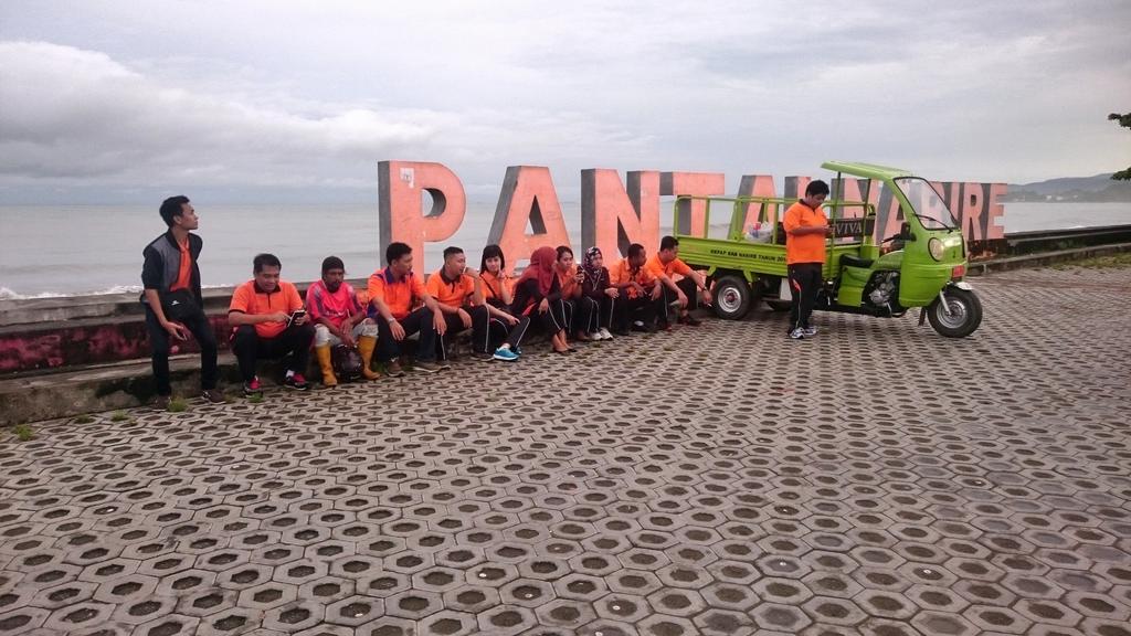 deedii_JUN's tweet photo. @PosIndonesia peduli kebersihan lingkungan pantai nabire.. #posindonesiabergerak #REG11 #KPNABIRE98800 https://t.co/cxwCGa7auJ