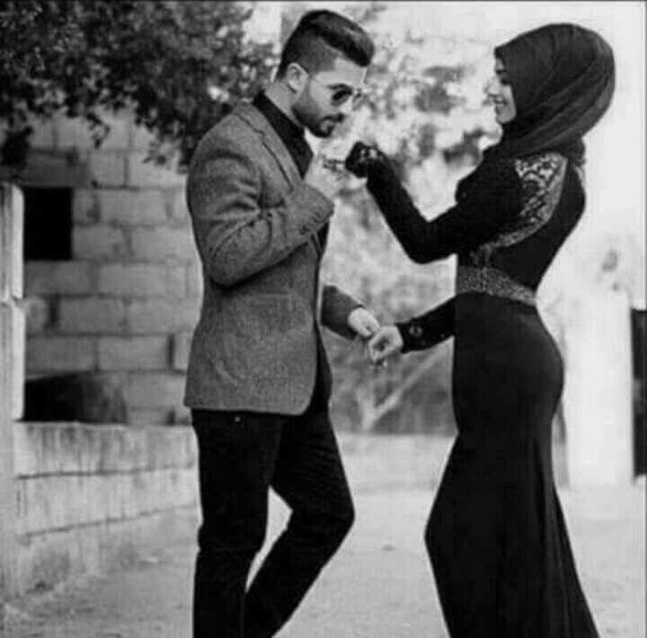 الأنثى وردة رقيقة...
ﻷ يصلح معها الا الحنان والعطف...
أياك أن تقطفها إذا لم تكن قادرا"...
على الاعتناء بها..🍂