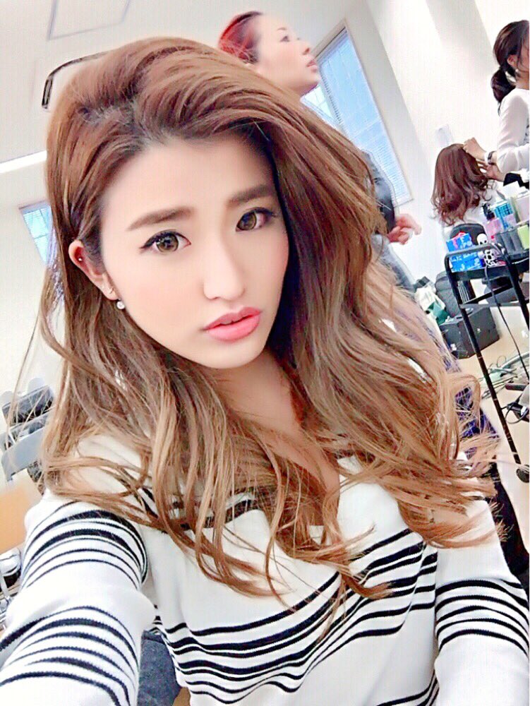 Tryhard モデル モデルの鈴木まりなです Marina S1 ２度目のヘアメイク完了 最初のステージではた沢山のお客さんが手振ってくれて嬉しかったです 鈴木まりな Djモデル Thm Red Musiccircus 名古屋 T Co Lcjqszlm3l