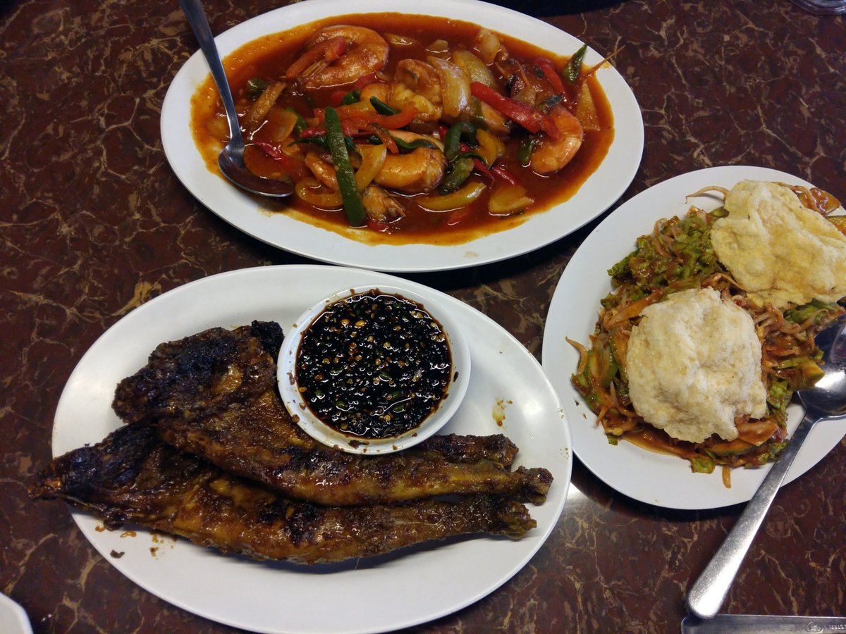 je_aaa's tweet photo. Lunch #TamanSantapRumahKayu https://t.co/NwcEYycFGW
