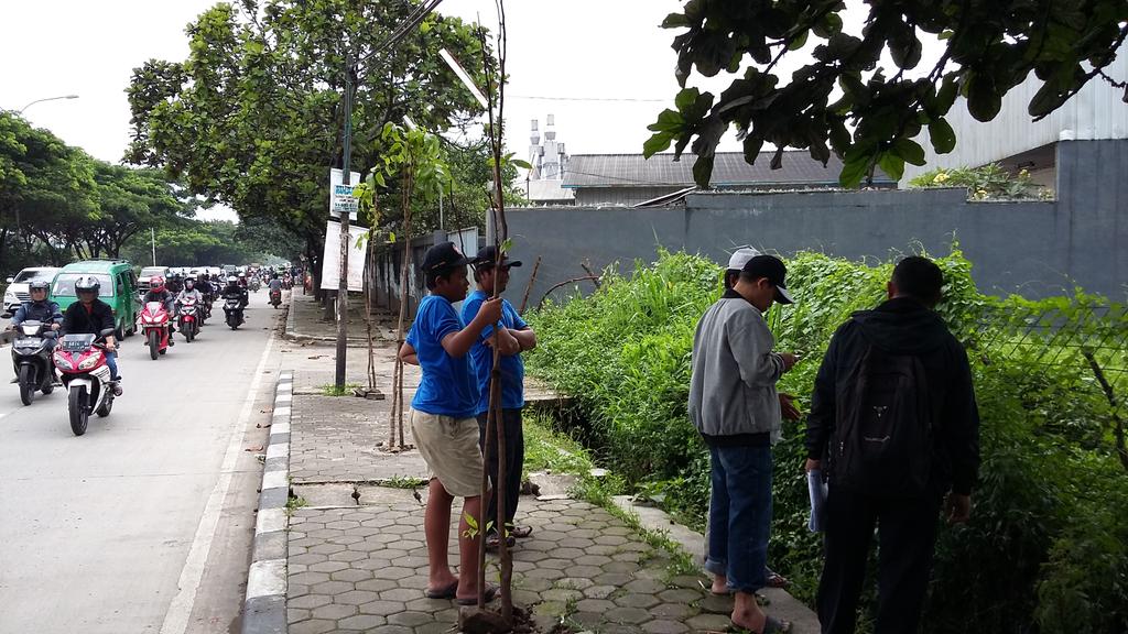 gresinstitute's tweet image. Warga rw 04 kel.bbk penghulu,dpn hotel cordela,lokasi sodetan unt mengurangi banjir di per4an gdbage,bth pemb.lahan.