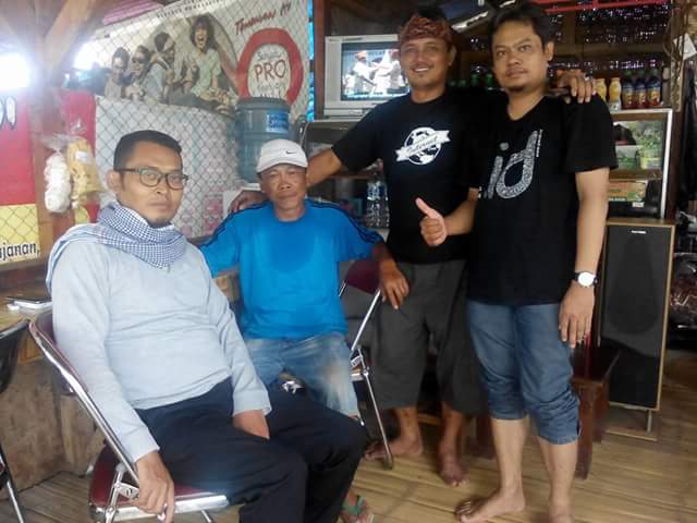 Lg nggosip ttg <a href="/budimandjatmiko/">Budiman Sudjatmiko (IG: kelasinspirasibudiman)</a> bareng para kuwu di majalengka di kedai Kuwu Wahyudin dr <a href="/DesaGarawastu/">Desa Garawastu</a> #salamhormat