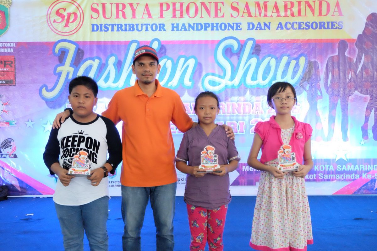 pekanrayaSMR's tweet photo. Pemenang lomba menggambar. Selamat adik adik. Trus semangat bagi yang belum menang #pekanrayasamarinda2016 https://t.co/Ov30EoHiQd