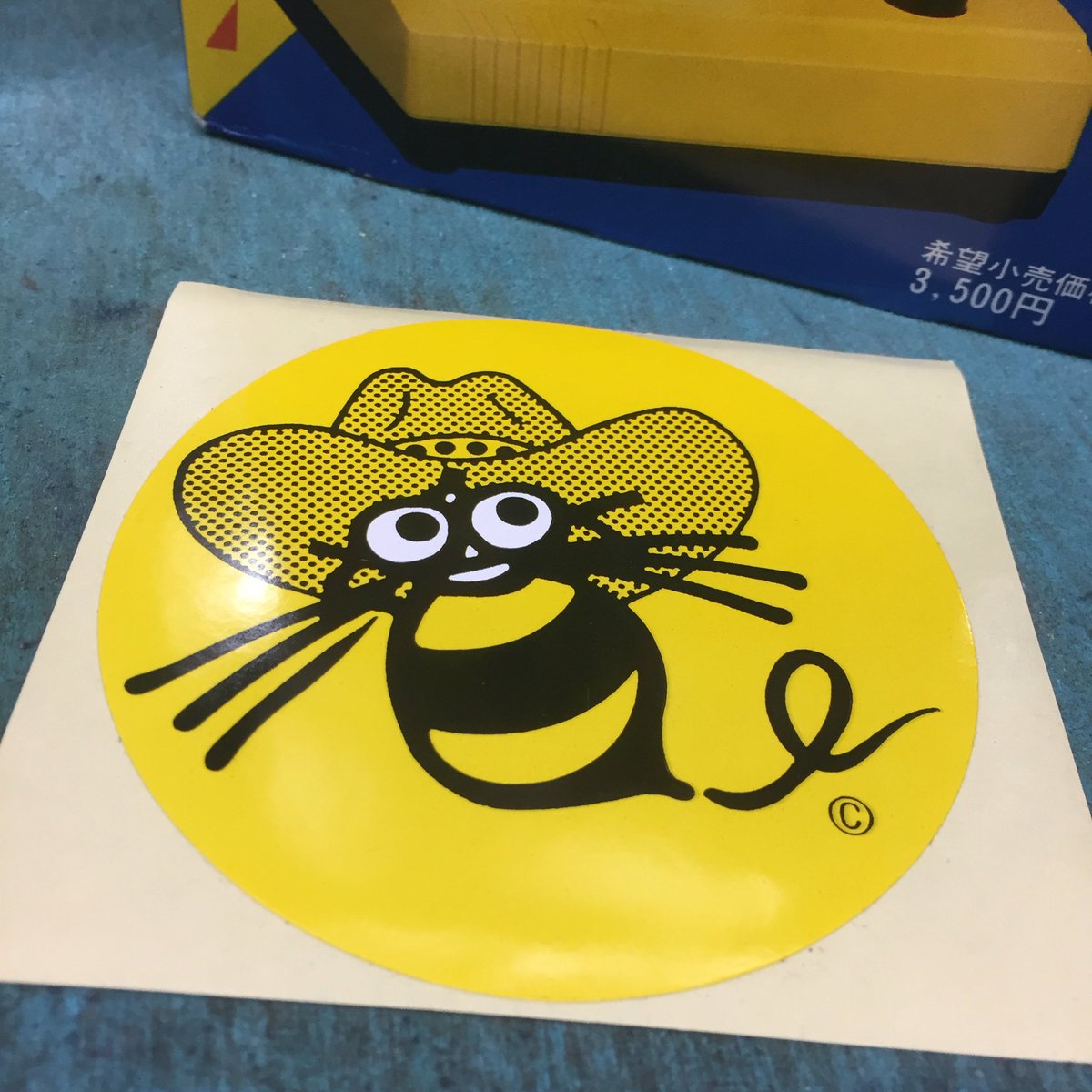ドッツ　.s　ハドソンゲームキャラクター　レア Hachisuke (ハチ助 in Japan; Hu-bee in USA) was the mascot of