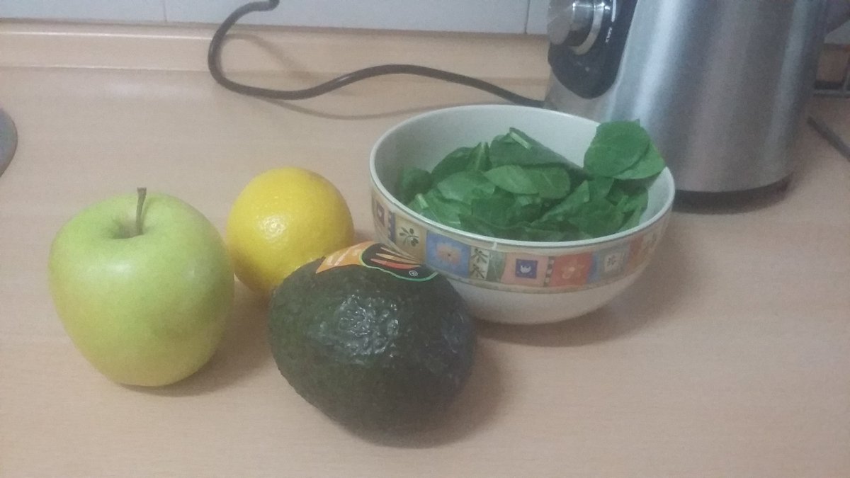 JorgeMValor's tweet photo. post "#cheatingmeal". improvisado #batido de espinacas, manzana, zumo de 1 limón, leche de avena y medio aguacate. https://t.co/XGNeyfDQFU