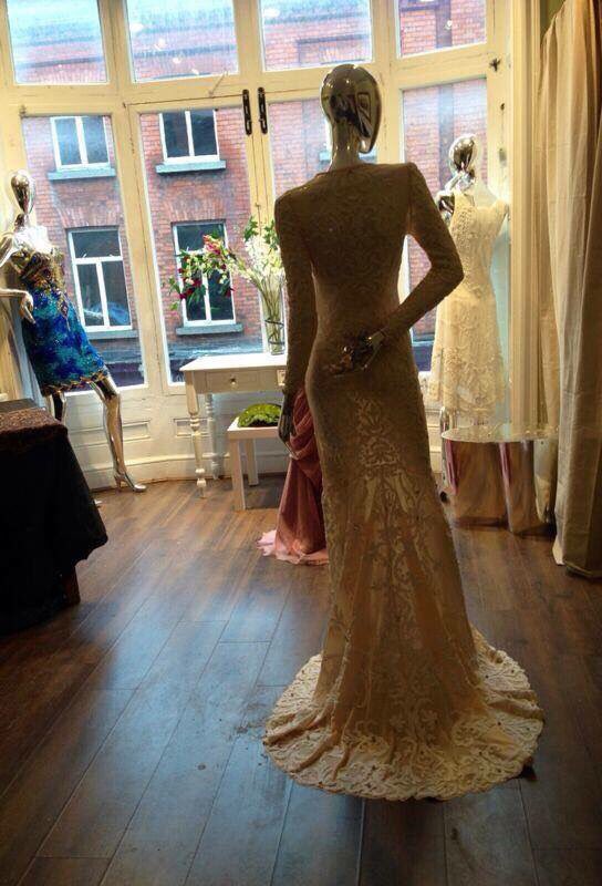 CaiomheKeane's tweet photo. Meanwhile @thedeandublin #weddingshow @Jenny_Vander #headpieces #bridalcouture @CaiomheKeane @FriendlyTailor https://t.co/DSvlNVu7OF