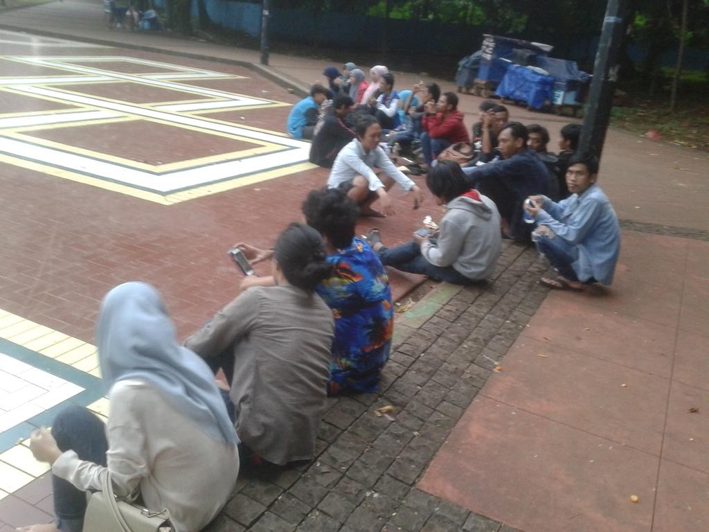 JRscjaktim's tweet photo. Suasana Di Lokasi Gath @JRockstarsID Patung Panah Senayan @JROCKS1spirit #1Spirit https://t.co/xeQmEUzZ17