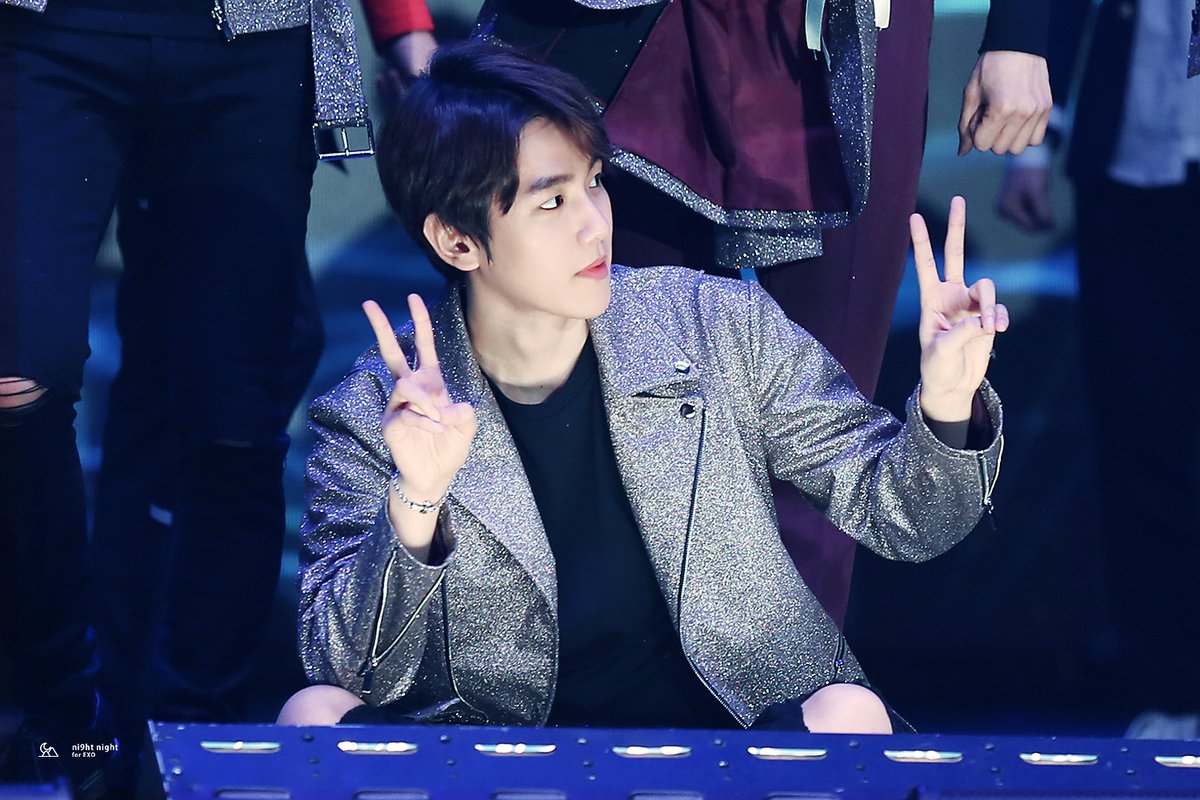 [HQ] 160217 Baekhyun - 5th Gaon Chart K-POP Awards
cr. ni9ht_night
i.imgur.com/urDTeAc.jpg  
i.imgur.com/TxxMkIB.jpg
