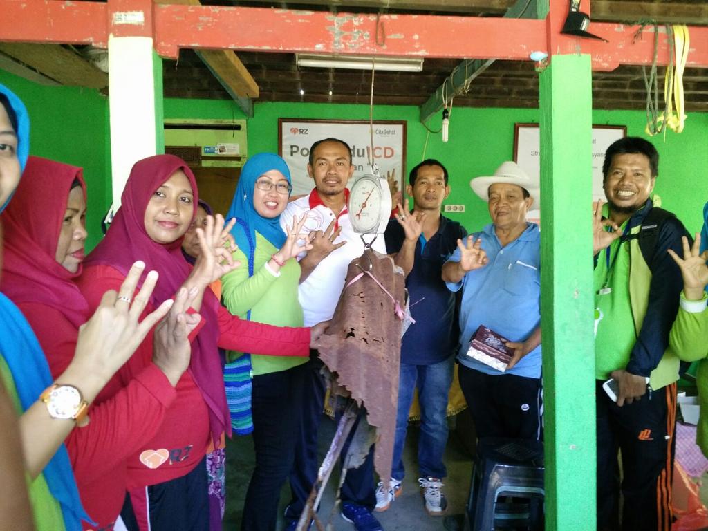 Pic: Bpk Camat Tamalanrea @BaktiKaharuddin & Ibu Ketua TPPKK @KecTamalanrea melakukan penimbangan sampah #HPSN2016