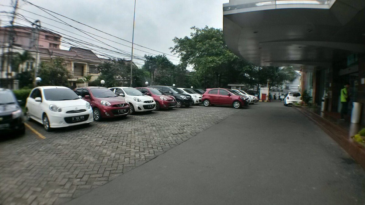 March-i memenuhi lahan parkir BukaLapak saat kopdar bisnis online 20Feb16 #nissanmarchindonesia