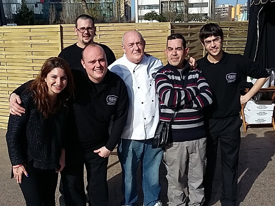 AGTkm0's tweet photo. Equipo @CanPlanes activado. 1500 burgers ayer. https://t.co/fSGbxpR8c6