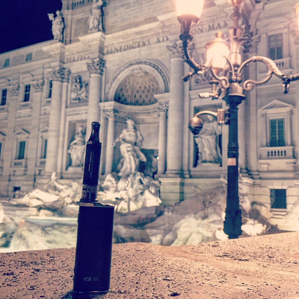 Diamond_Mist's tweet photo. A #romantic #evening in #hand #diamondmist  #ice30 at #trivifountain #fontanaditrevi in #rome #italy #double-apple https://t.co/2jpuGM3UQb