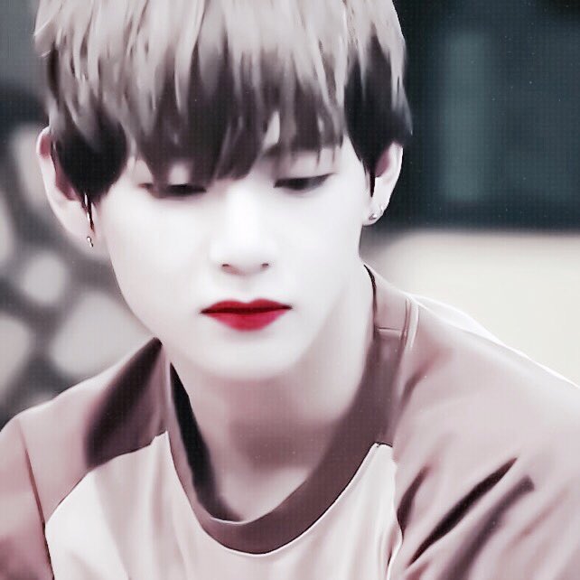 9uarter100's tweet photo. #로윈 #뷔 https://t.co/voXluWD8eo