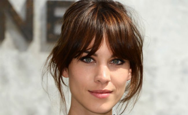 Okapiliebe's tweet photo. Growing out bangs imagination vs reality #alexachung #sia #CarpoolKaraoke #growingoutbangs https://t.co/StA1LK0olr