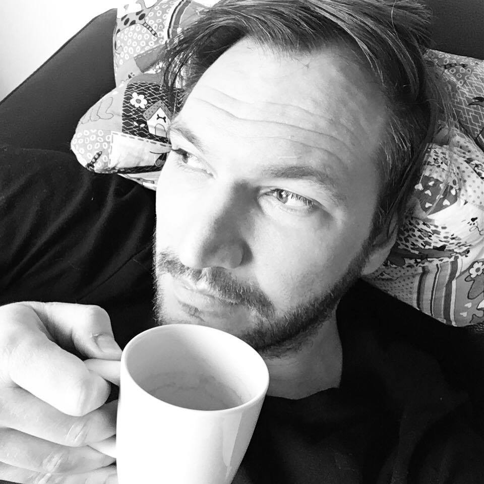 Bevor ich ins Studio gehe, gönn ich mir noch ein Tässchen Kaffee auf der Couch #Sonntag instagram: hermannniesig