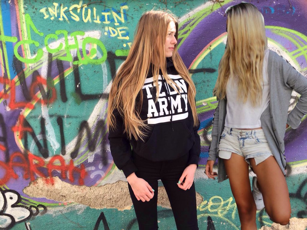 Deniise_Bee's tweet photo. Wir sind Models.
Bald wird es wahr!

OMG

#denana @dianathesen ❤️ https://t.co/t1s6yfEM15