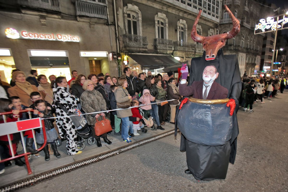 Vigo__e's tweet photo. #GALERÍA #Entroido2016 La invasión de Portonovo triunfa en Vigo (lista comparsas y premios) https://t.co/VYQeaJVBhA https://t.co/2MHy0uaSRN