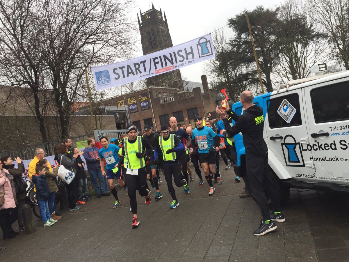 Daar gaan ze! Startschot door <a href="/GregvanHest/">Greg van Hest</a>, 42km voor de boeg. Succes! #2riversmarathon