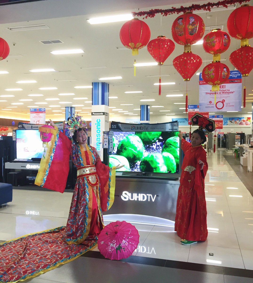 pauwtju's tweet photo. Welcoming lunar New Year w/ our dream electronic product at @electronic_city 's awesome Imlek decoration #ItsECImlek https://t.co/XSN2YjWlzH