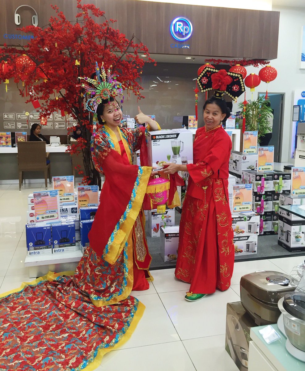 pauwtju's tweet photo. Welcoming lunar New Year w/ our dream electronic product at @electronic_city 's awesome Imlek decoration #ItsECImlek https://t.co/XSN2YjWlzH