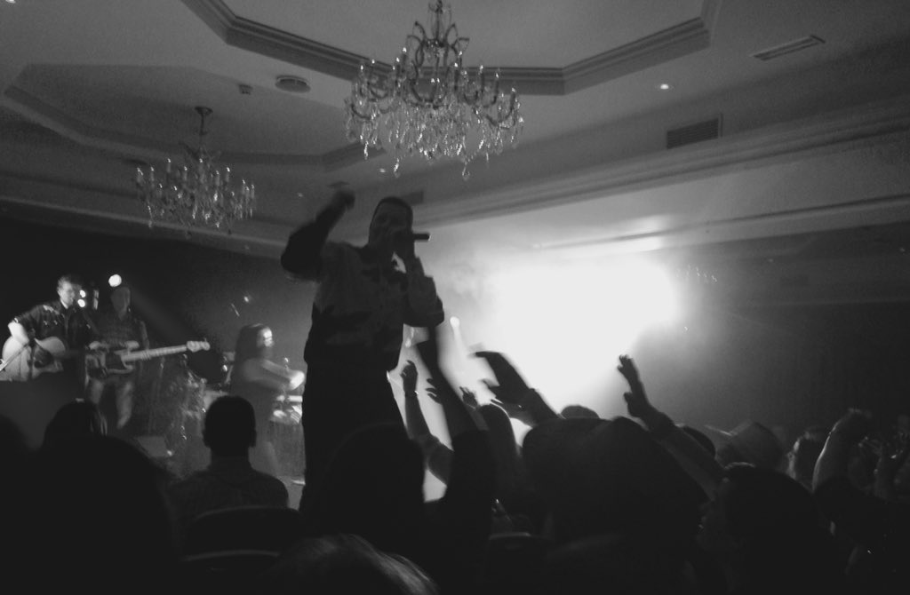 Great show last night with <a href="/GBexperience/">FriendsInLowPlaces</a> After show sing along in the bar wasn't bad either 😉 <a href="/ClanardCourt/">Clanard Court Hotel</a>