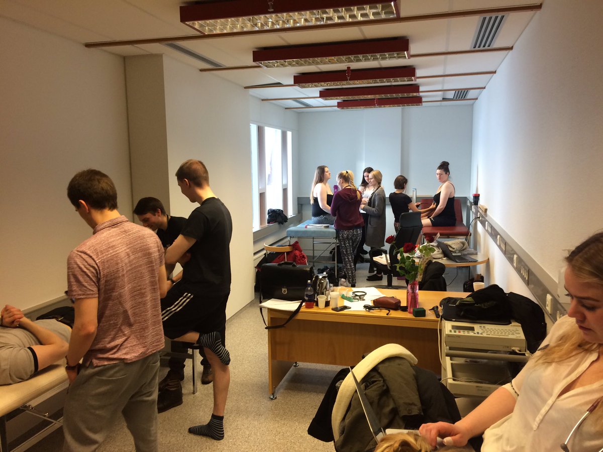 Læknanemar á 2. ári læra fyrir líkamsskoðunarpróf! Góð nýting á skoðunarherberginu sem var tekið í notkun í haust.