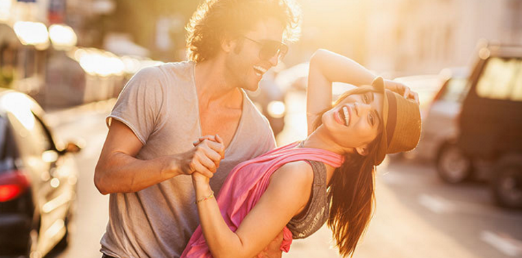 танцы для влюбленных. танго на мосту. фотосессия танец. парень и девушка танцуют. бачата сенсуал.