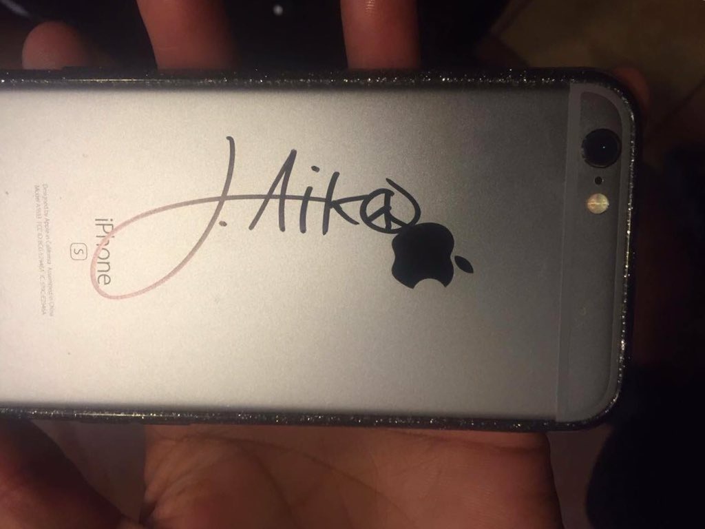 shaunnniee's tweet photo. when @JheneAiko signed the back of my phone at work #ChangsGang 🤑 https://t.co/M6ZX1i6bKF