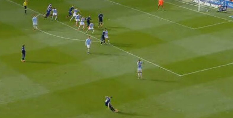 elchiringuitotv's tweet photo. ¿Está Cristiano en FUERA DE JUEGO en el GOL?

RT - SÍ
MG - NO
#ElChiringuitoDeMega https://t.co/7yymyaM3Xn