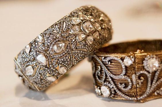 A bride's hands should never be bare. Bridelan's new Pinterest board on Wedding Bangles in.pinterest.com/bridelanindia/…