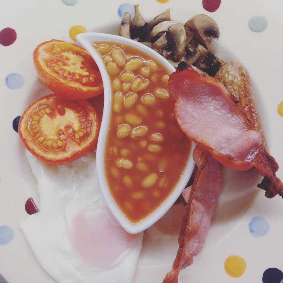 Full English anyone? #countrysideuk #farmhousebreakfast