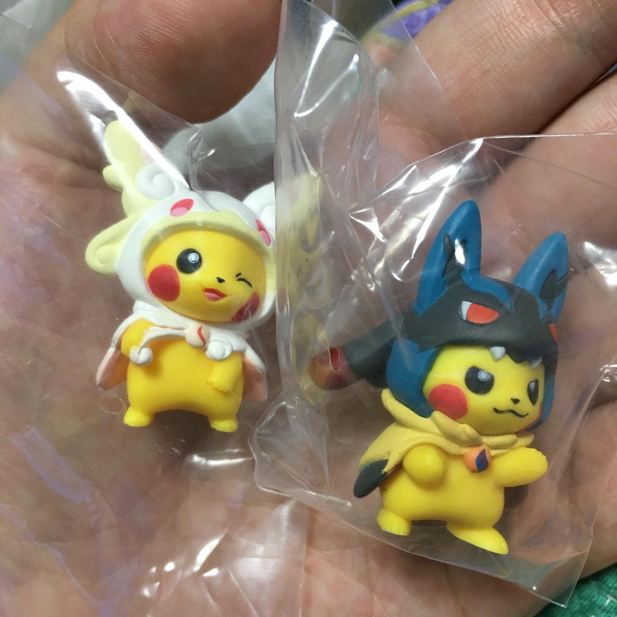 ジラヰしろう 東京駅のポケモンストアに寄って限定ガチャ メガポンチョを着たピカチュウ を2度だけひねってきた 出たのはメガルカリオとメガタブンネ キュート T Co Rluarboxkk