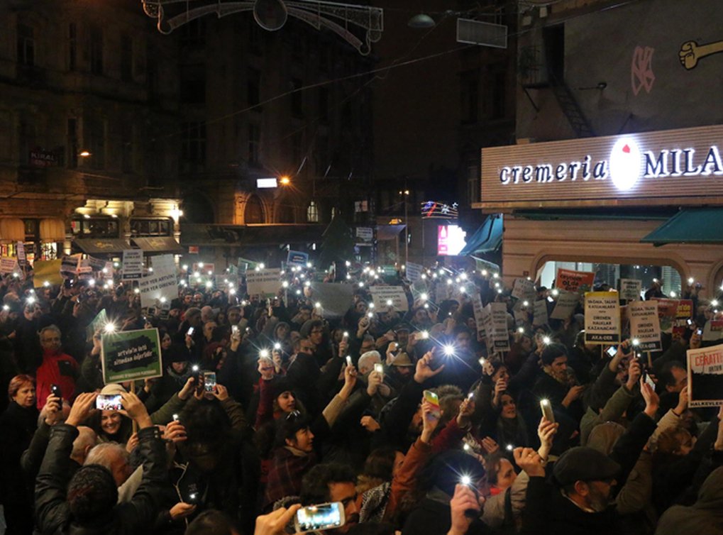 superhaber's tweet photo. İstanbul'dan Cerattepe'ye tulumlu, horonlu destek eylemi https://t.co/mhPQa7cieZ https://t.co/H0zXrOEUCY