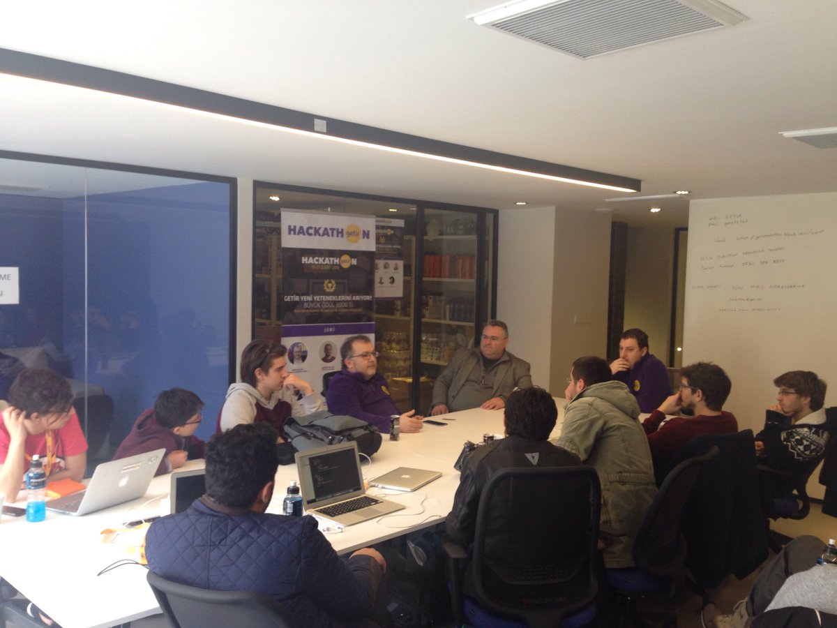 getirhackathon's tweet photo. jüri üyelerimiz @nazimsalur ve @kozdemir sunumlar öncesinde yarışmacılarla sohbet ederken #getirhackathon https://t.co/E4s5mcTO1J