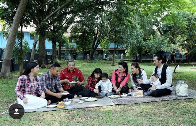 Ngerujak bersama keluarga di hari Minggu, Jatake, Tangerang, 21 Februari 2016.