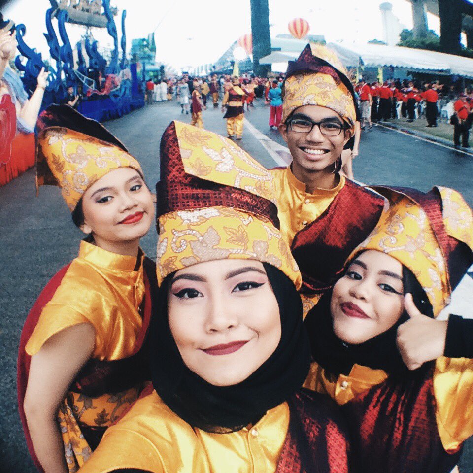 haciyahyahyah's tweet photo. #chingay2016 🤗✨ https://t.co/d0ri0VsuTj