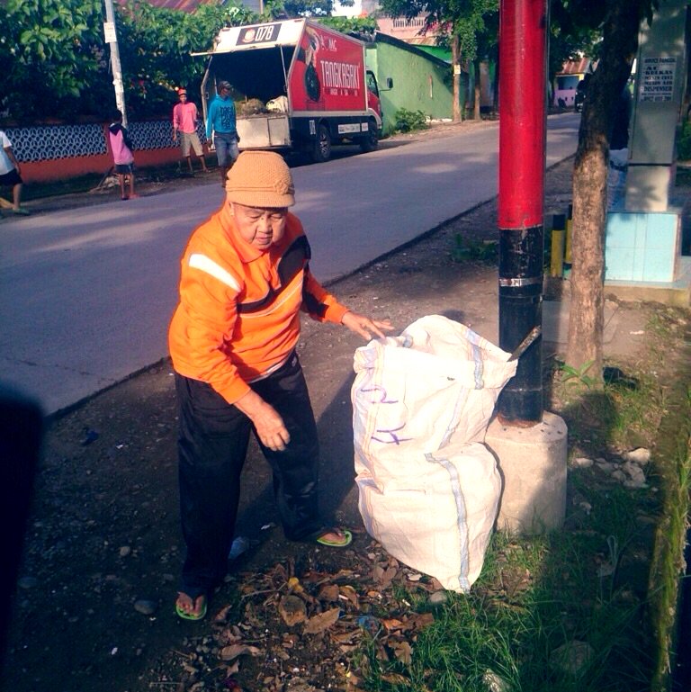 Semangat u/bersih tak kenal usia, umur 73 tahun ibu zaenab tetap semangat berpartisipasi dalam kerja bakti #HPSN2016