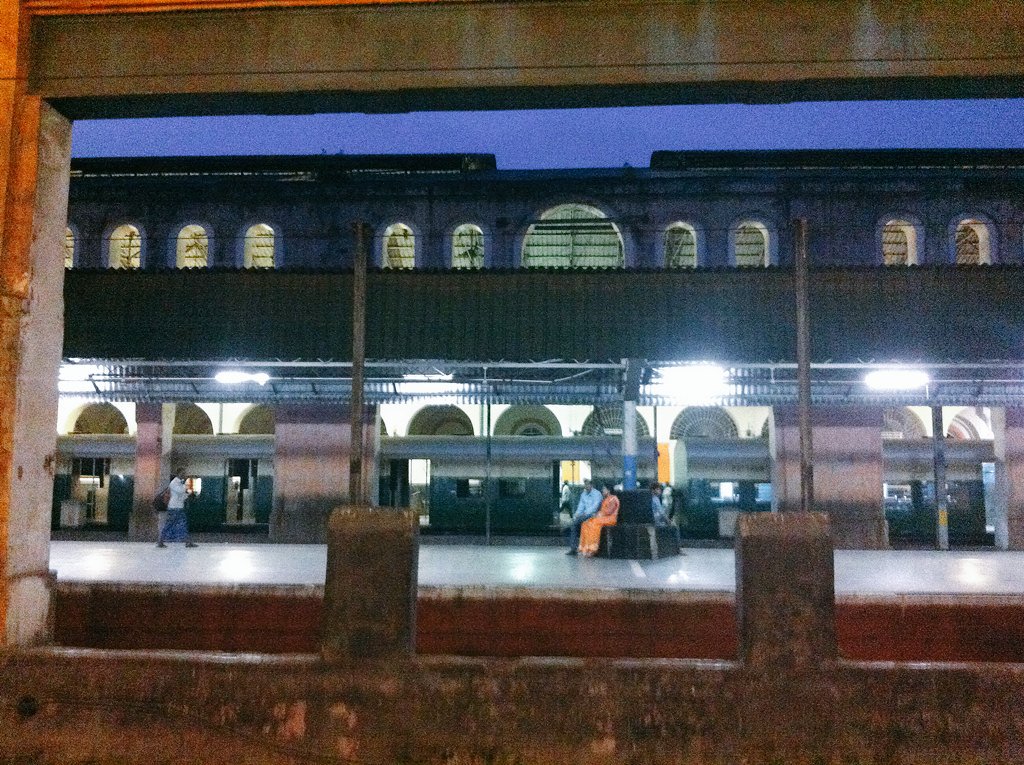 fumieque's tweet photo. at Sealdah Station. Taking train to Khadi villages. https://t.co/5LUJNPSSBc