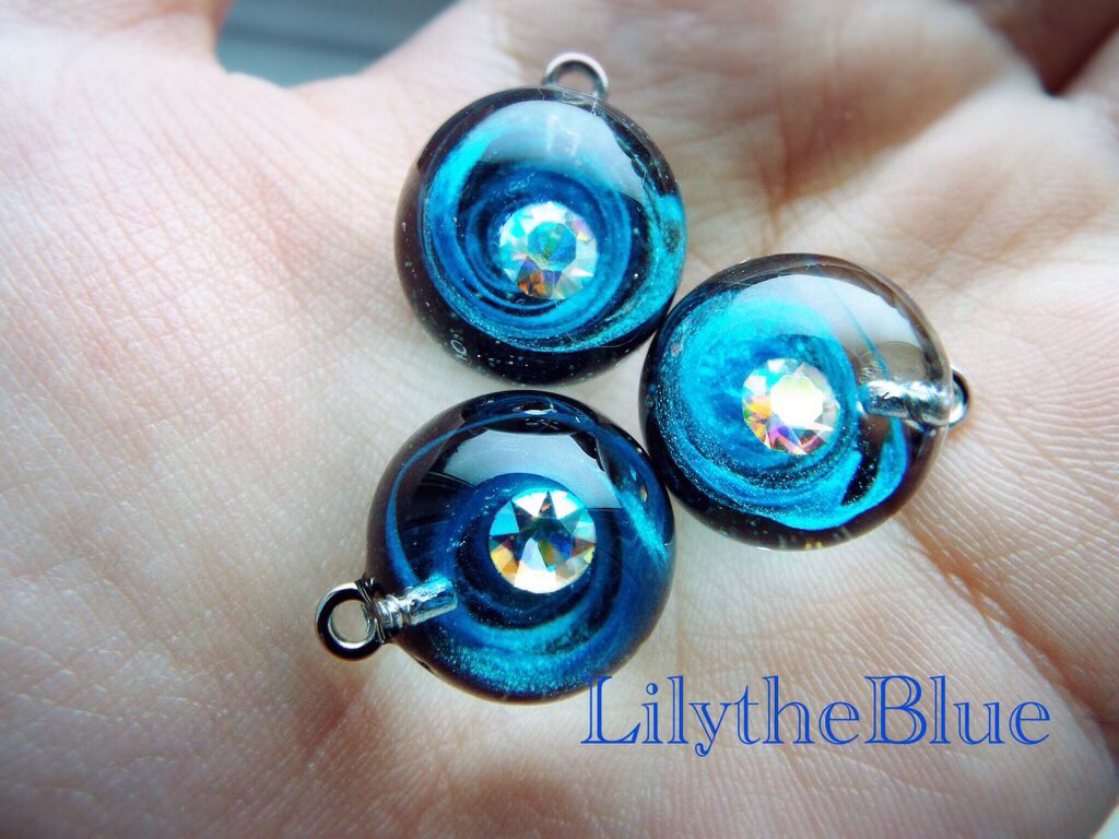 Lily_itou's tweet photo. 【プレゼント企画】宇宙の結晶ネックレス（画像1枚目）を1名様に！

応募方法:フォロー&amp;公式RT

期限3月10日

ご新規様もお気軽にどうぞー！

※画像2枚目は参考画像 https://t.co/DdTZeYoyWE