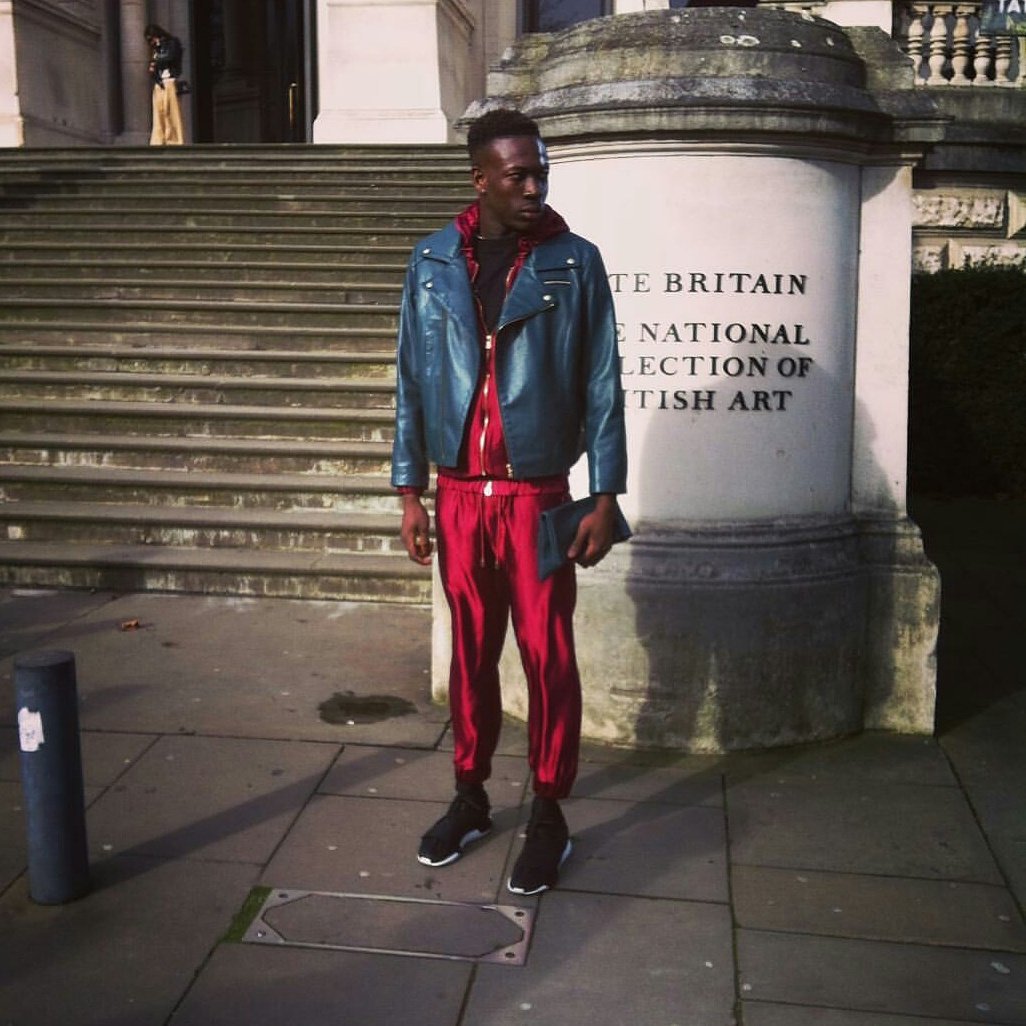 GLAMOUR_DE's tweet image. London Style-Inspo: roter Satin zu coolen Sneakern #lfw #london