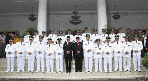 Gadang karano dianjuang
tinggi karano dilambuak
tumbuah karano ditanam.

~Pemimpin itu dipilih &amp; dibesarkan rakyat.