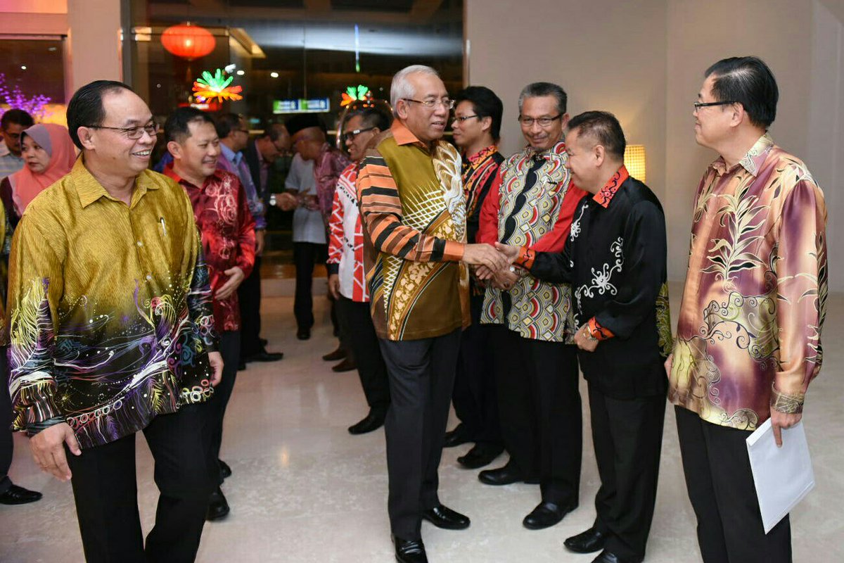 MahdzirKhalid's tweet photo. Pintu pejabat Menteri Pendidikan sentiasa terbuka utk persatuan/kesatuan perguruan bg berbincang. @GM1Malaysia https://t.co/wklGNvDiJE
