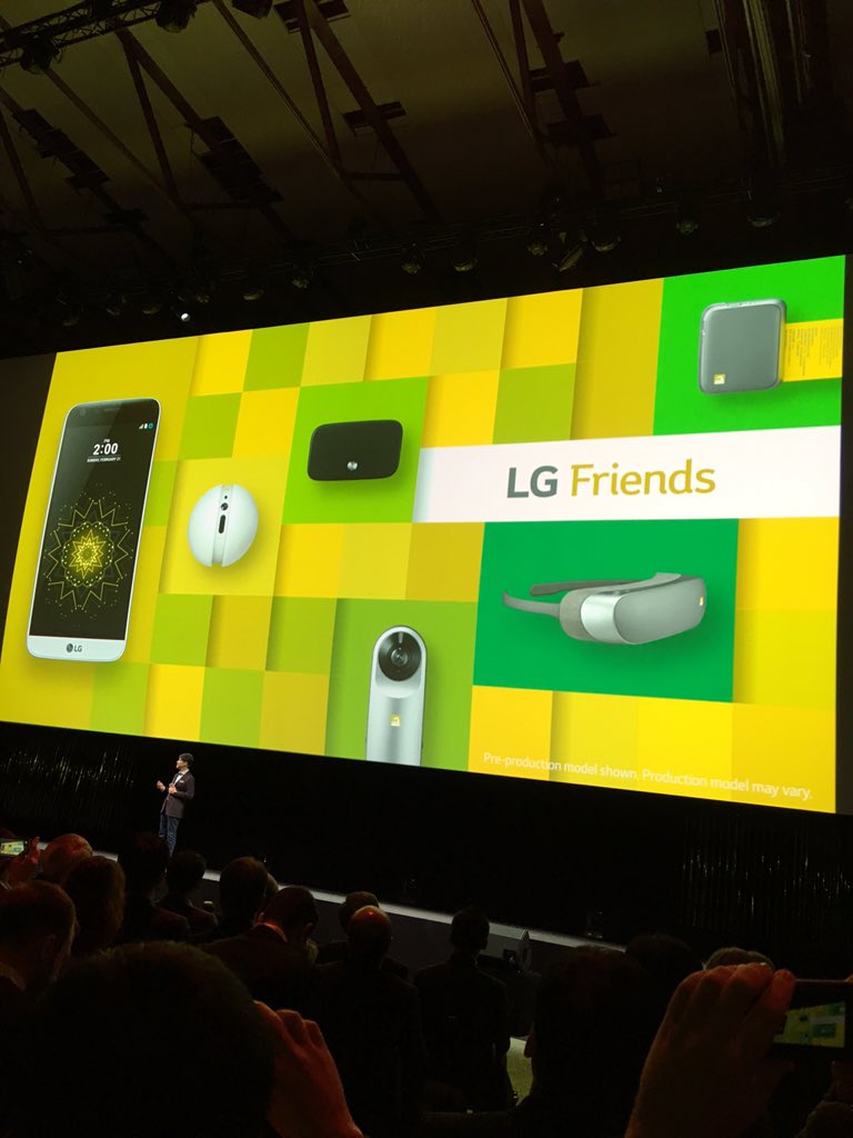 Fsorel's tweet photo. Le #lgg5 arrive avec toute d'une série d'accessoires (casque +caméra VR, enceinte, batterie interchangeable) #MWC16 https://t.co/mXv5rVUspd