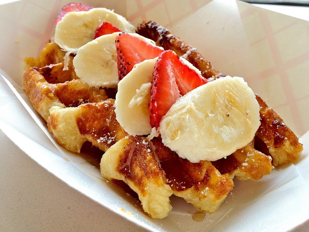 tripsuit's tweet photo. 8 cool things to do in #Bruges, Belgium. And yes, #Waffles is one of them! https://t.co/JUjAsIcmDe https://t.co/MOfssA8XA5