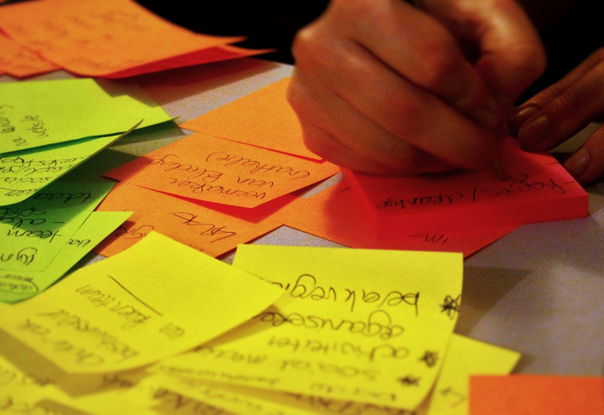 Kledingbieb's tweet photo. Inspirerend en gezellig #brainstormen met #notitiebriefjesliefde! Meer nieuws volgt snel! #kledingbieb #deeleconomie https://t.co/m506spqvx6