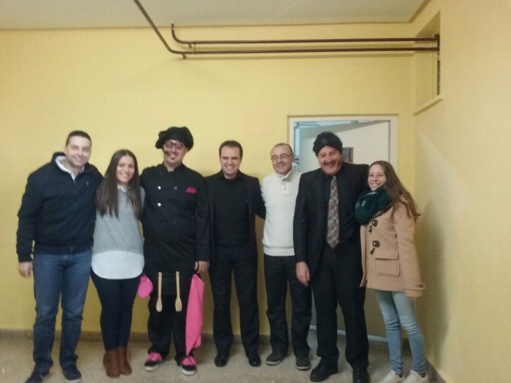 FallaOeste's tweet photo. Nostres càrrecs @taniacarrio i @rfloresm87 han assistit a la gala de màgia organitzada per la @fallalesroques https://t.co/eelPZtxHfl