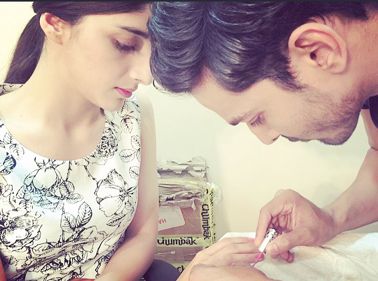 MawraHocane's tweet photo. When I said he can paint nails. I didn't lie ! 💕✨💅🏻 @harsha_actor #SanamTeriKasam https://t.co/pcmqVX7AwD
